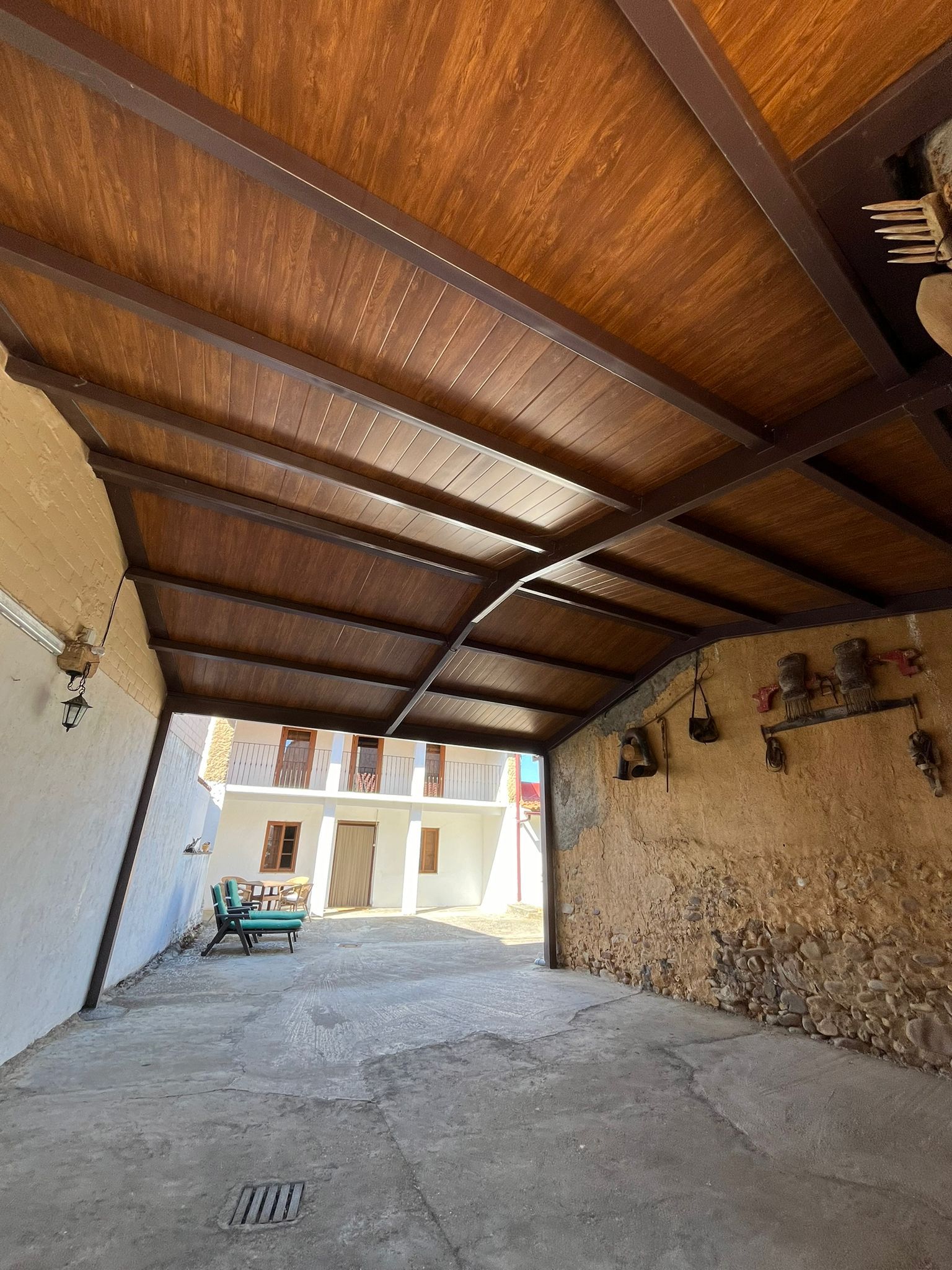 Entrada y patio Valle Tera