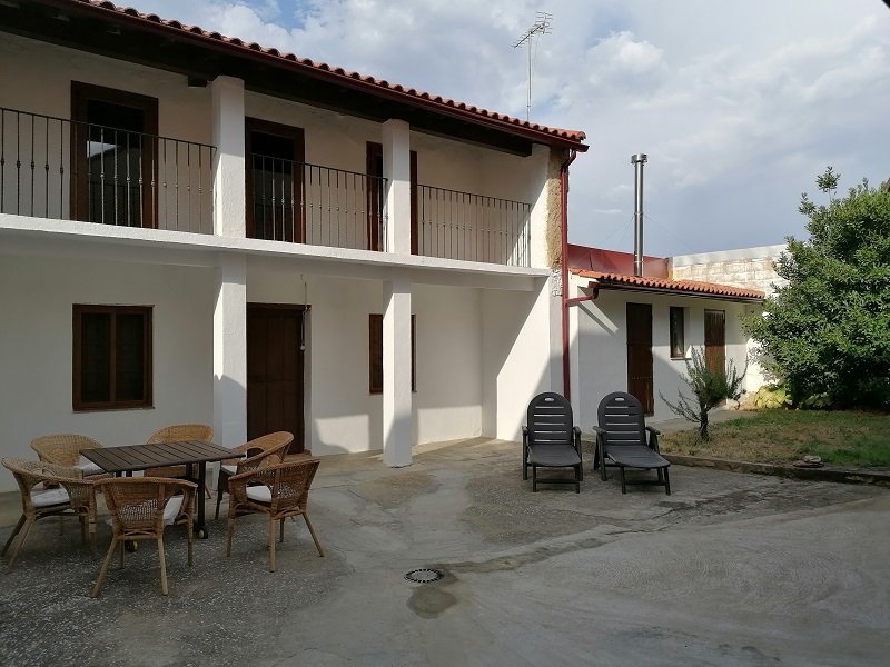 Entrada y patio de La casa del Valle Tera